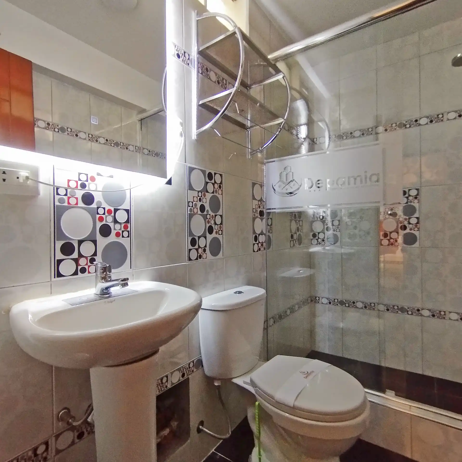 Baño de la Habitación con 3 Camas del Departamento familiar para 6 personas en Huaraz en el 4 piso