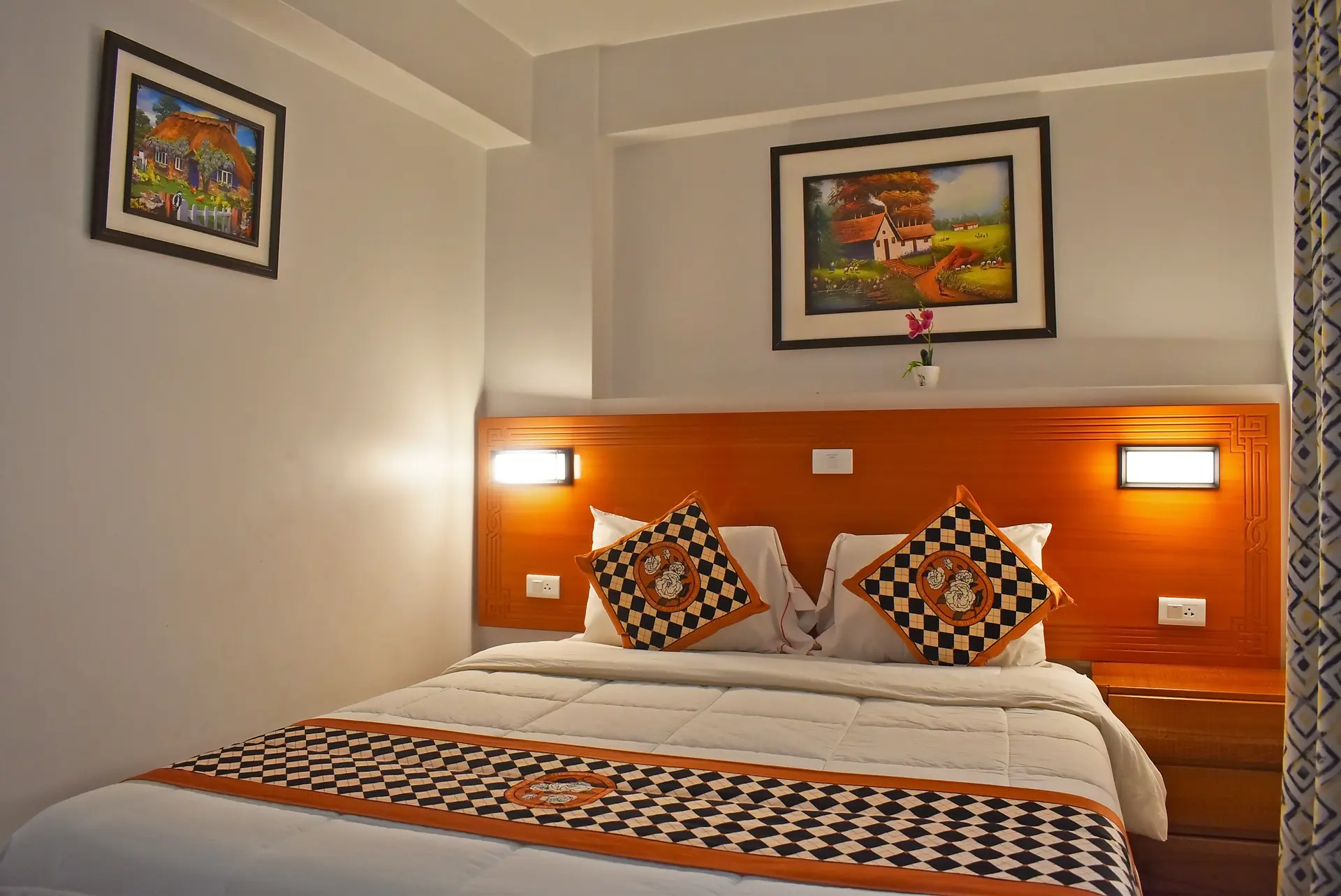 Dormitorio con cama queen del mini departamento en el 4 piso