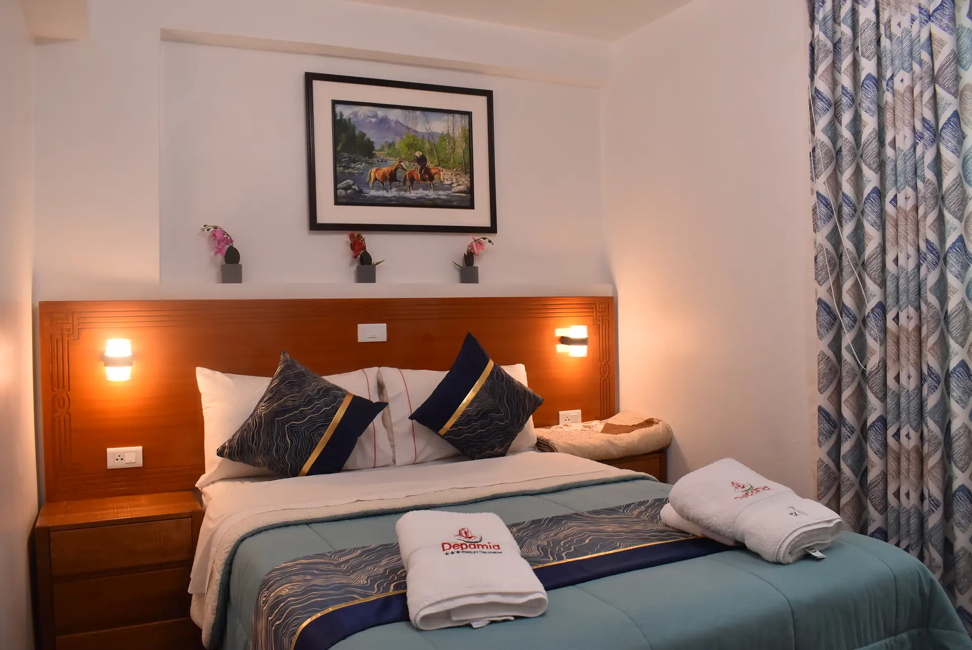 Dormitorio con cama matrimonial del mini departamento en 5 piso